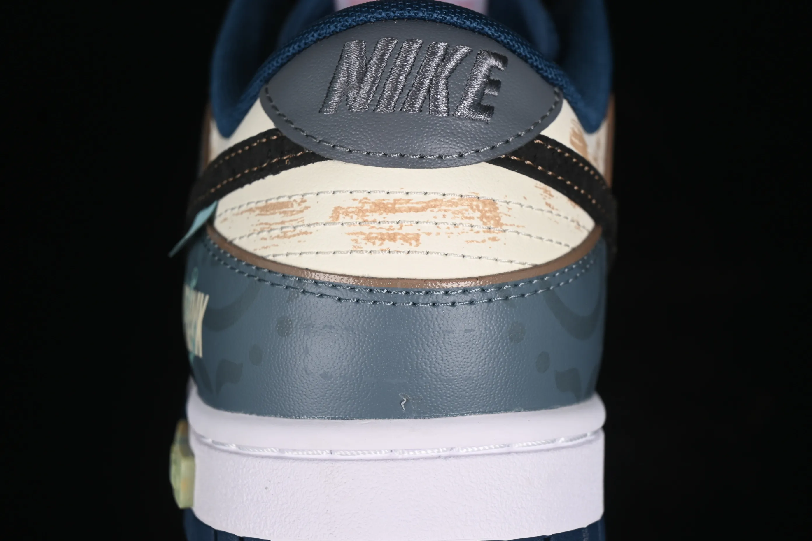 All Categories Nk SB Dunk Series Nk SB Dunk Low Low-top sneakers Nk Dunk Low Panda Prank Age of Sail Wave Search Beige Blue Black Low-top casual sneakers DD1391-400